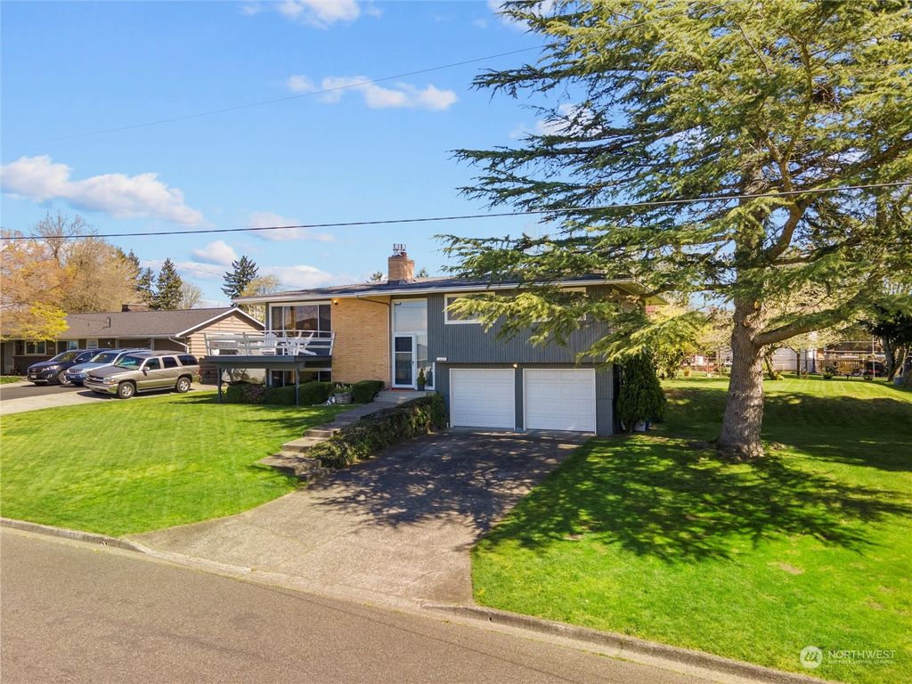 Photo of 22930 18th Avenue S, Des Moines, WA 98198 (MLS # 2218501)