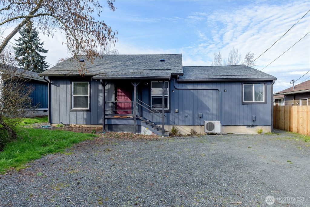 Photo of 1031 W Glenwood St St, Port Angeles, WA 98363 (MLS # 2493848)