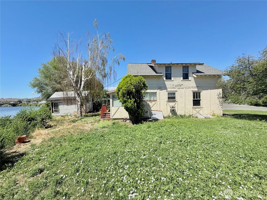 Photo of 224 Bartlett Avenue E, Omak, WA 98841 (MLS # 2542297)