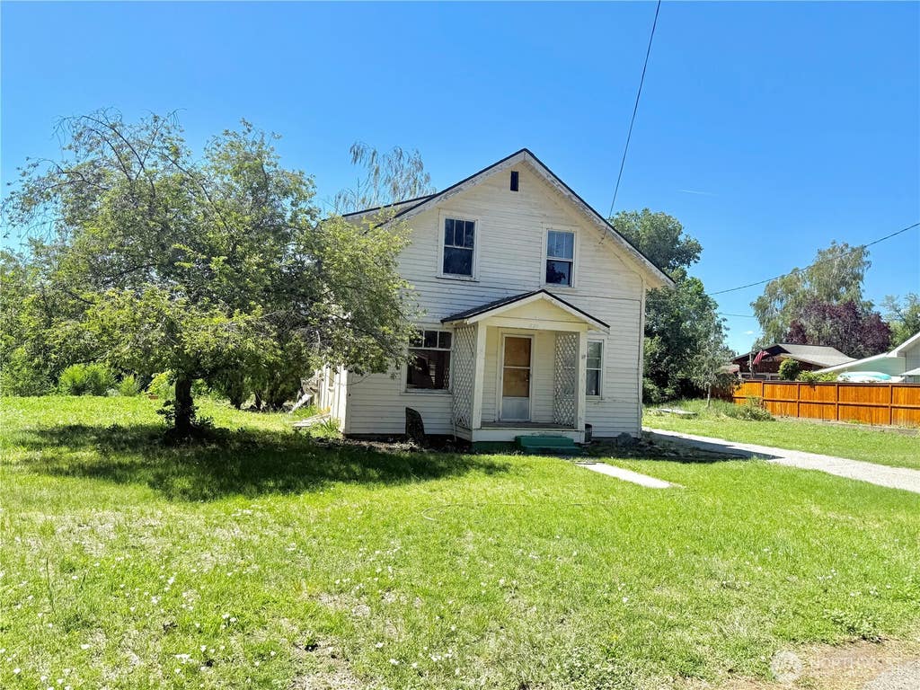 Photo of 224 Bartlett Avenue E, Omak, WA 98841 (MLS # 2542297)