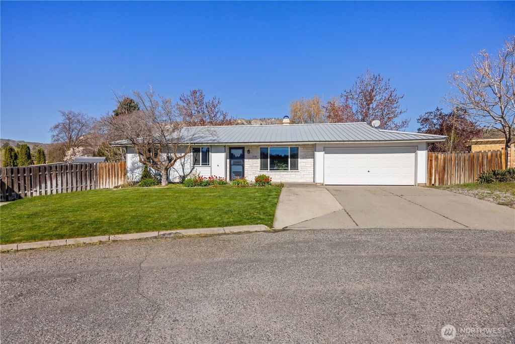 Photo of 928 Selkirk Place, Brewster, WA 98812 (MLS # 2495844)