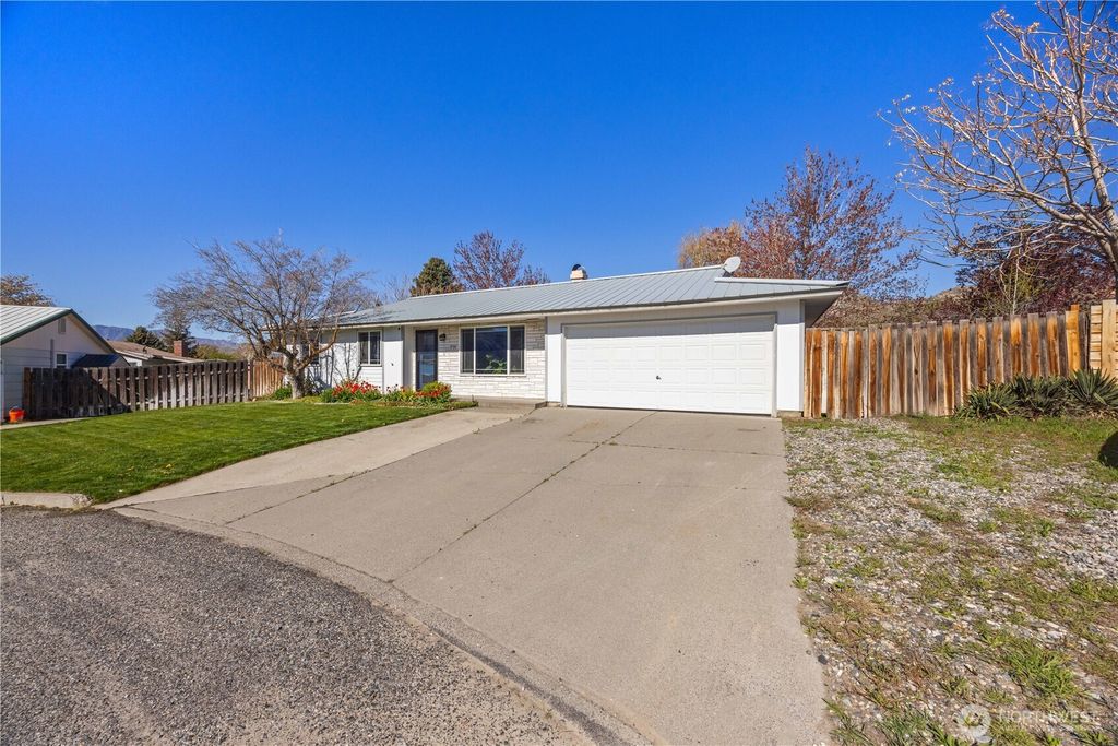 Photo of 928 Selkirk Place, Brewster, WA 98812 (MLS # 2495844)