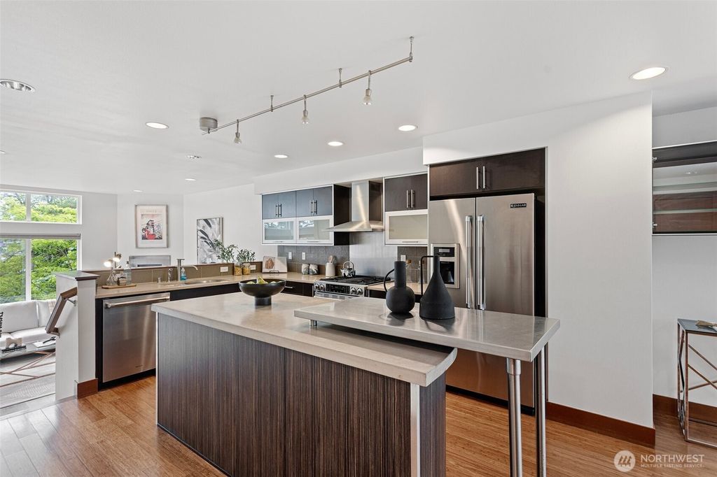 Photo of 566 McGraw Street, Seattle, WA 98109 (MLS # 2390803)