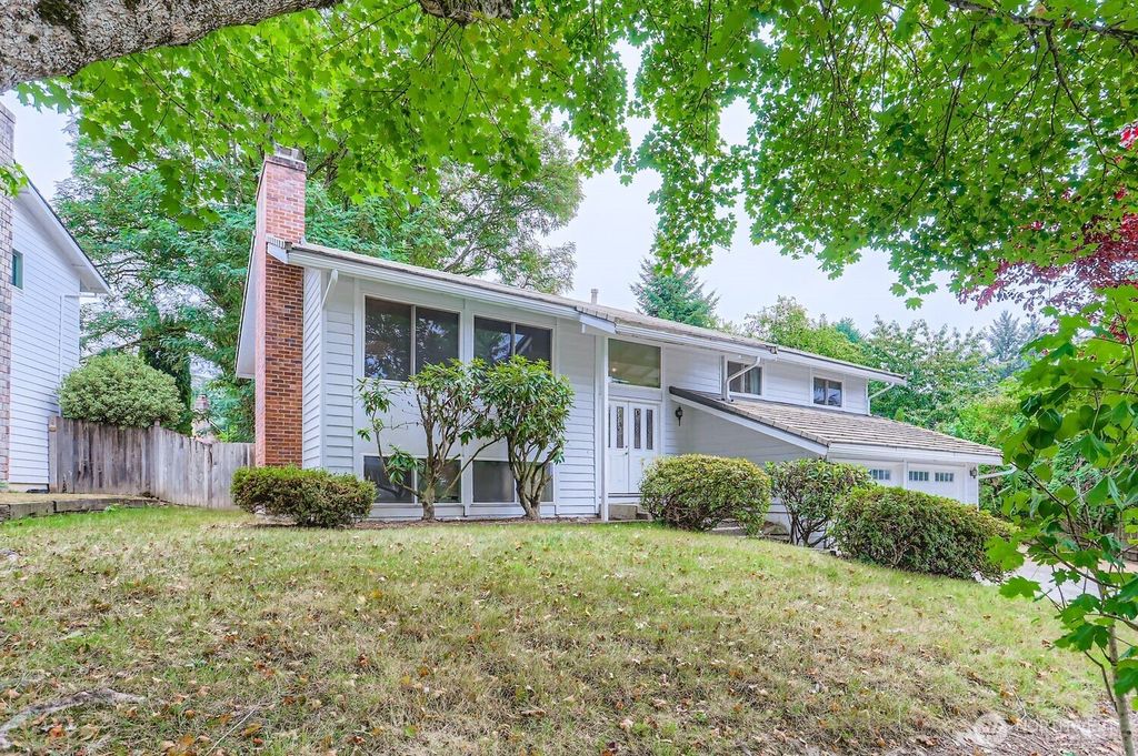 Photo of 13018 NE 134th Place, Kirkland, WA 98034 (MLS # 2430527)