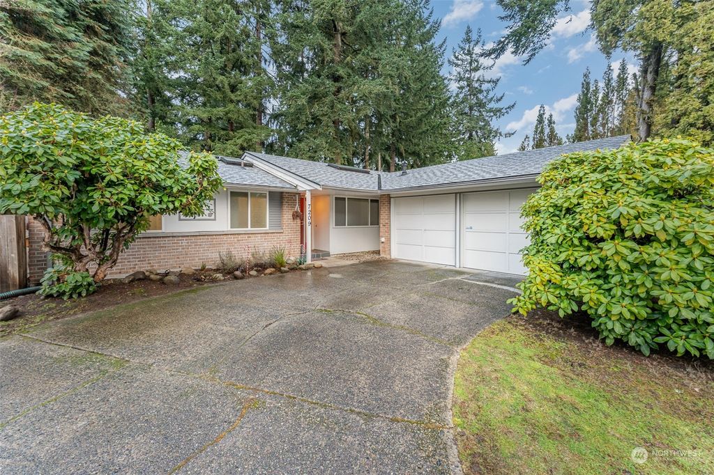 Photo of 7209 139th Place NE, Redmond, WA 98052 (MLS # 2194104)