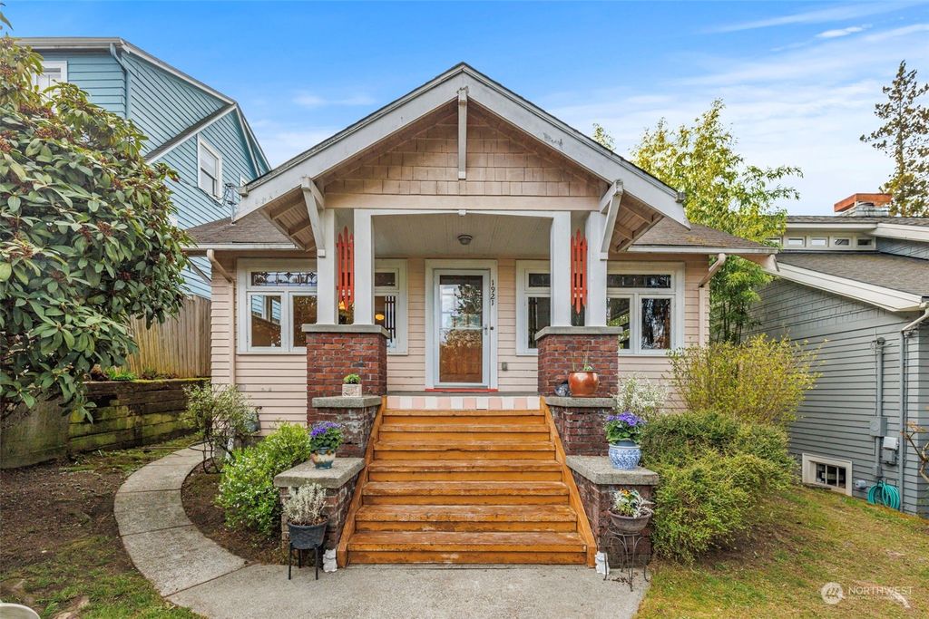 Photo of 1921 E Lynn Street, Seattle, WA 98112 (MLS # 2049102)