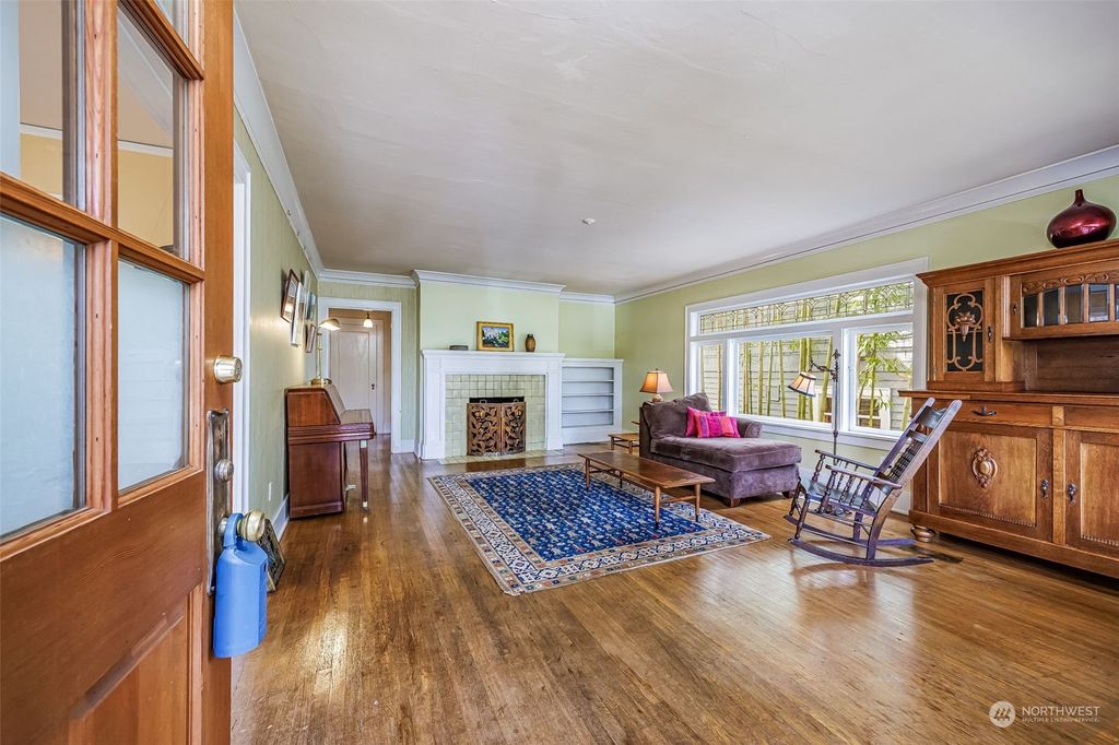 Photo of 1921 E Lynn Street, Seattle, WA 98112 (MLS # 2049102)