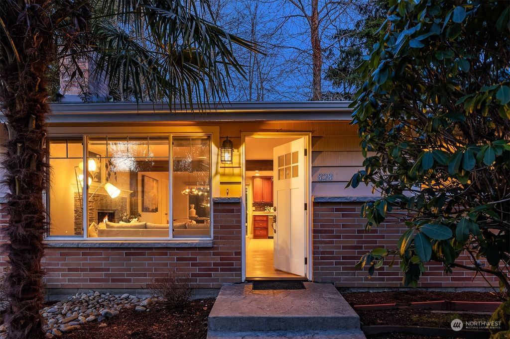 Photo of 828 2nd Avenue, Kirkland, WA 98033 (MLS # 2328881)