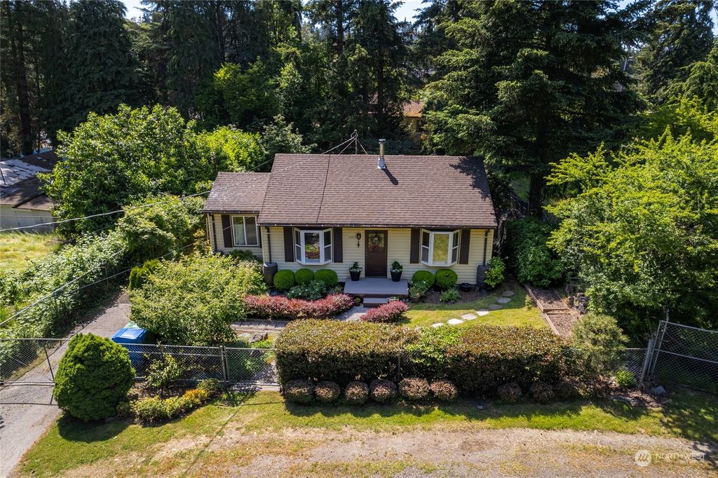 Photo of 14515 6th Avenue NE, Shoreline, WA 98155 (MLS # 2251588)