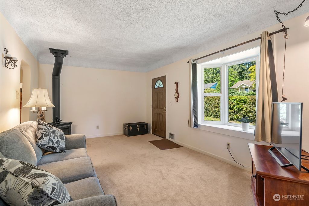 Photo of 14515 6th Avenue NE, Shoreline, WA 98155 (MLS # 2251588)