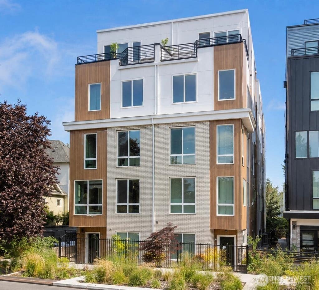 Photo of 222 10th Avenue E #D, Seattle, WA 98102 (MLS # 2570089)
