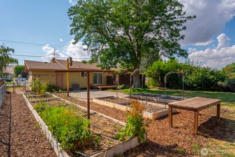 Photo of 272 D Street SE, Ephrata, WA 98823 (MLS # 2411451)