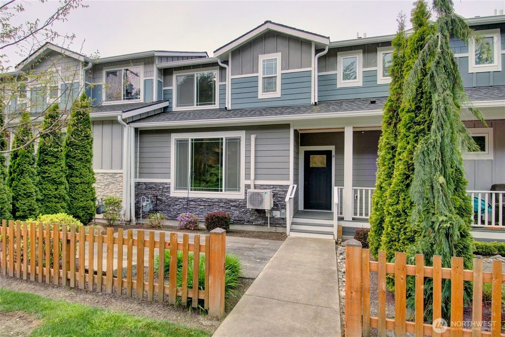 Photo of 313 E Hazel Street #D, Mount Vernon, WA 98273 (MLS # 2510572)