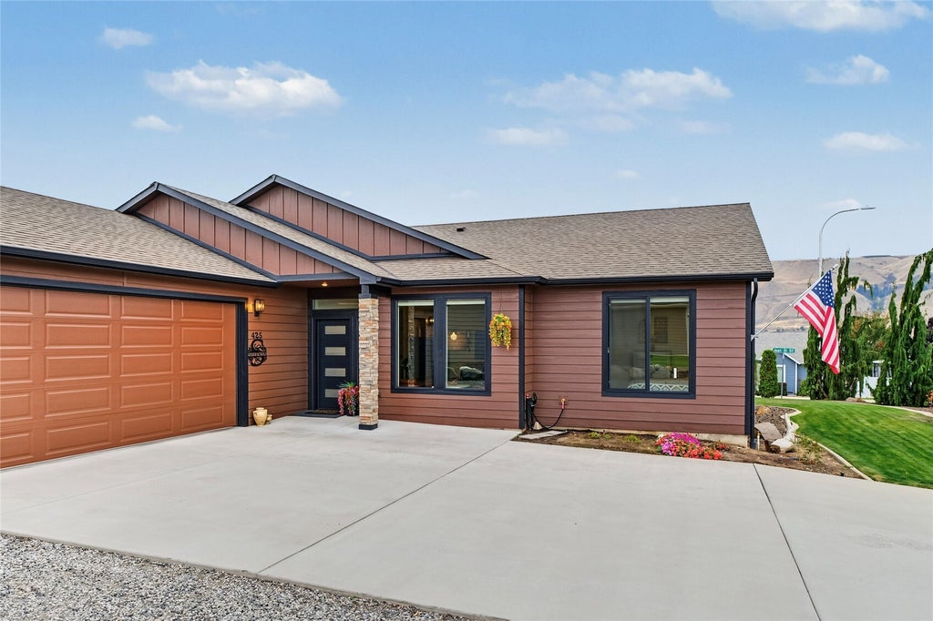 Photo of 425 S Jarvis Avenue, East Wenatchee, WA 98802 (MLS # 2597699)