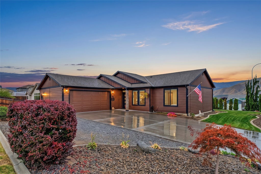 Photo of 425 S Jarvis Avenue, East Wenatchee, WA 98802 (MLS # 2597699)