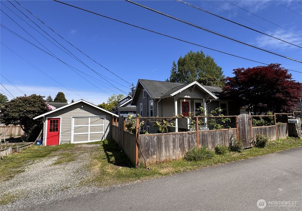 Photo of 1022 Rockefeller Avenue, Everett, WA 98201 (MLS # 2527939)
