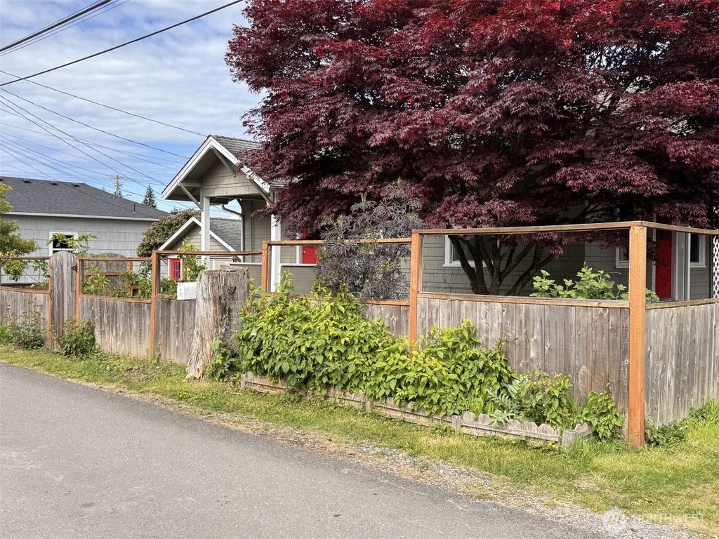 Photo of 1022 Rockefeller Avenue, Everett, WA 98201 (MLS # 2527939)