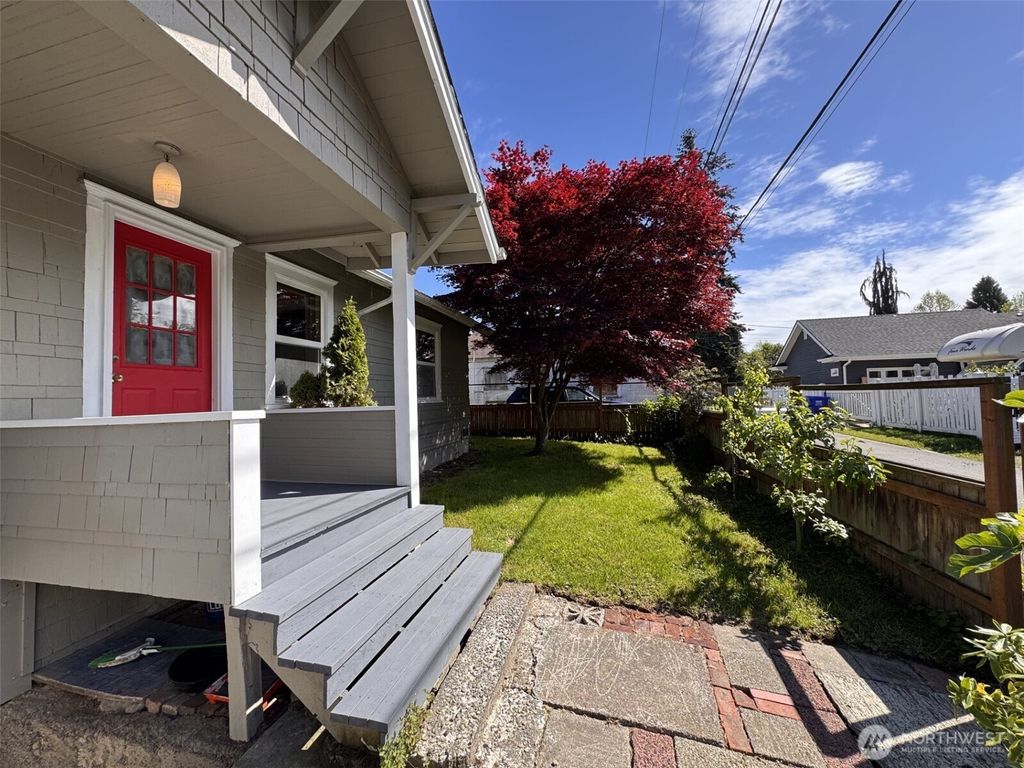Photo of 1022 Rockefeller Avenue, Everett, WA 98201 (MLS # 2527939)