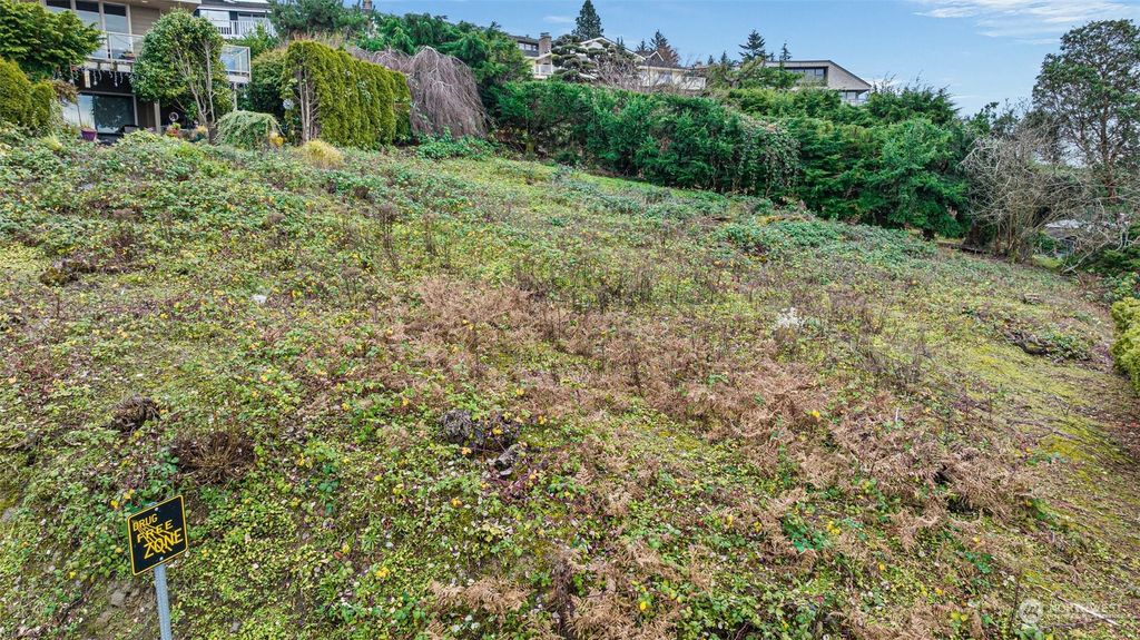 Photo of 13717 Somerset Blvd SE, Bellevue, WA 98006 (MLS # 2317773)