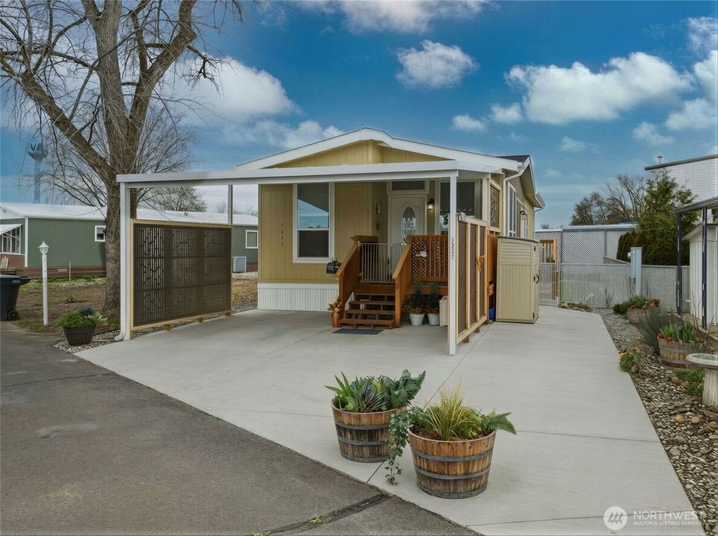 Photo of 1221 Arkansas Drive, Walla Walla, WA 99362 (MLS # 2489405)