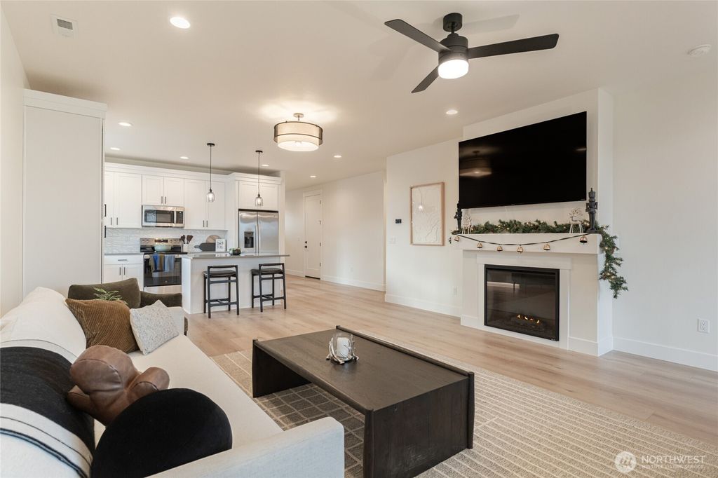 Photo of 544 S Oasis Loop, East Wenatchee, WA 98802 (MLS # 2481615)