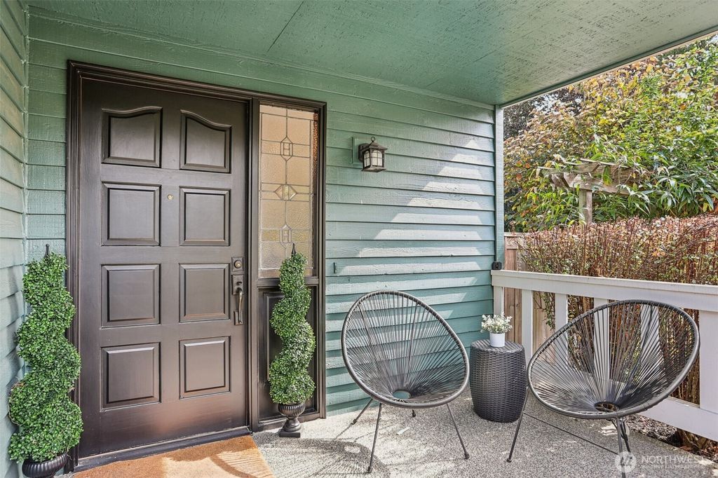 Photo of 10129 NE 144th Court, Kirkland, WA 98034 (MLS # 2438582)