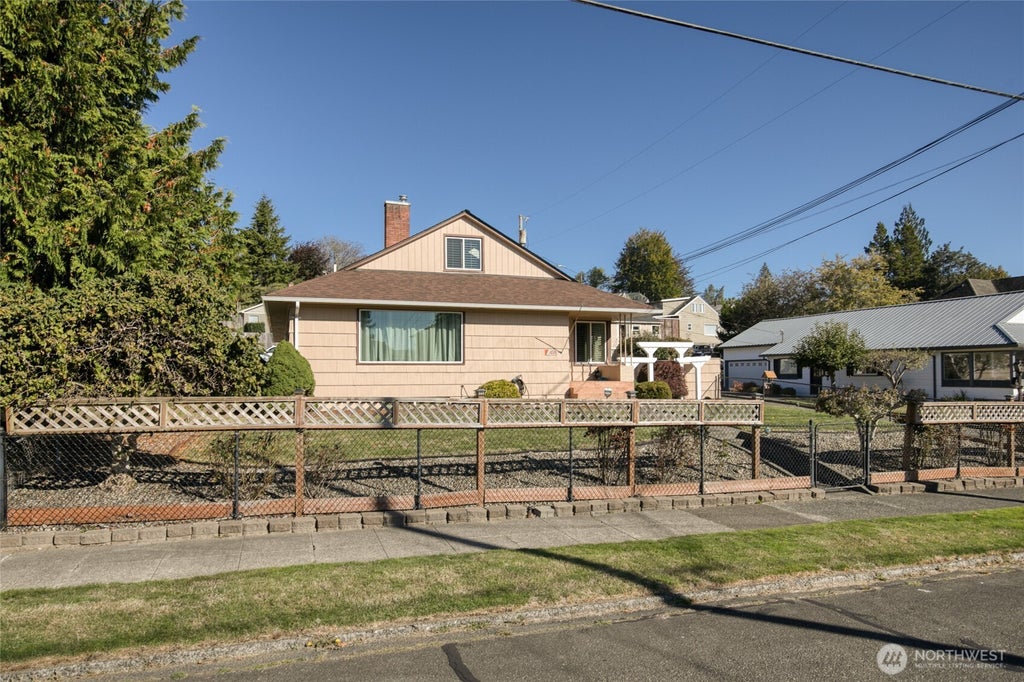 Photo of 418 W 6th Street, Aberdeen, WA 98520 (MLS # 2594229)