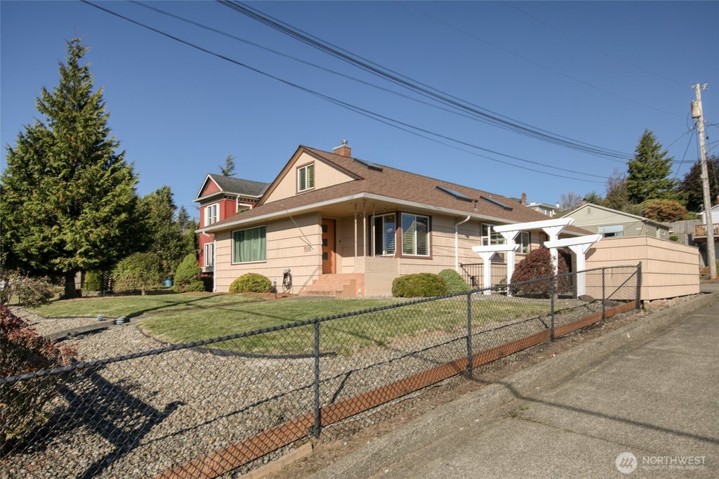 Photo of 418 W 6th Street, Aberdeen, WA 98520 (MLS # 2594229)