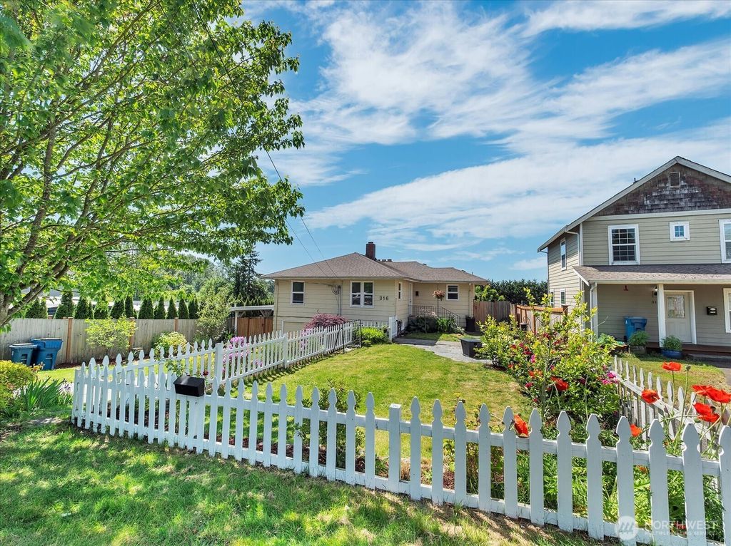 Photo of 316 Avenue J, Snohomish, WA 98290 (MLS # 2384749)
