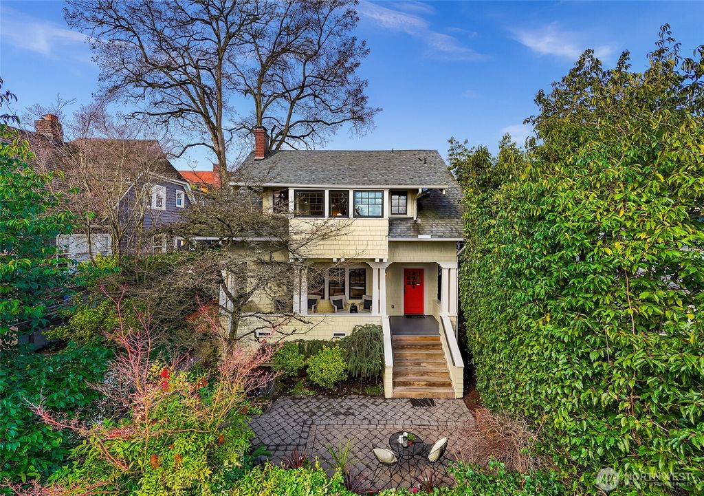 Photo of 2333 Federal Avenue E, Seattle, WA 98102 (MLS # 2484794)