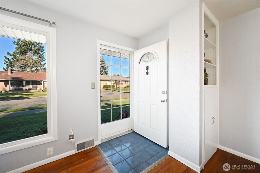 Photo of 1704 Rainier Street, Sumner, WA 98390 (MLS # 2478744)