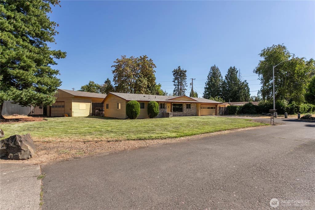 Photo of 2607 NE Whitman Avenue, Vancouver, WA 98662 (MLS # 2566188)