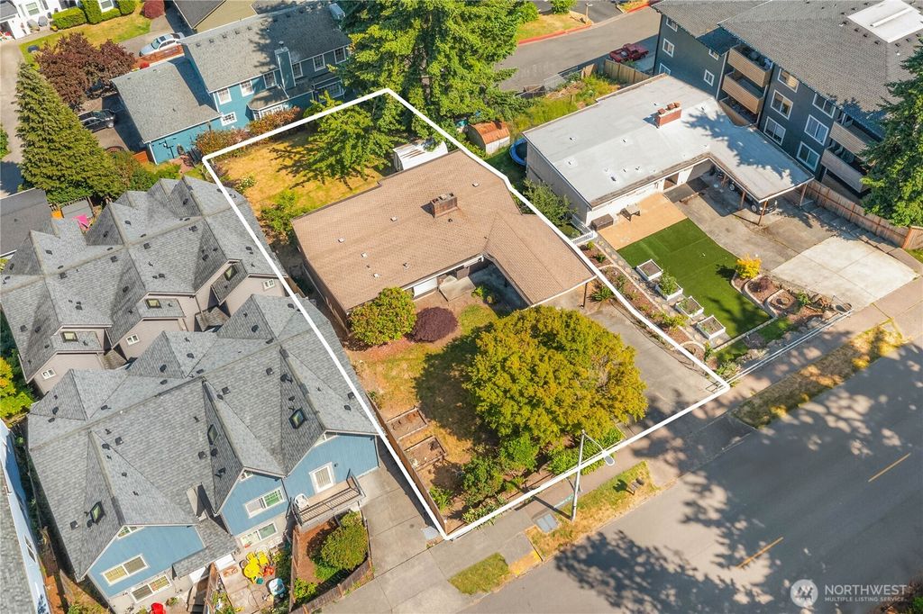 Photo of 12034 Roosevelt Way NE, Seattle, WA 98125 (MLS # 2402173)