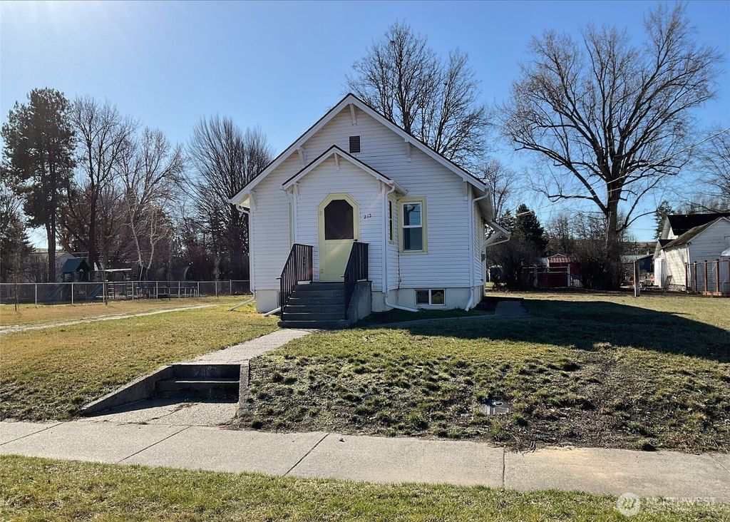 Photo of 212 E Sixth St, Waitsburg, WA 99361 (MLS # 2492387)
