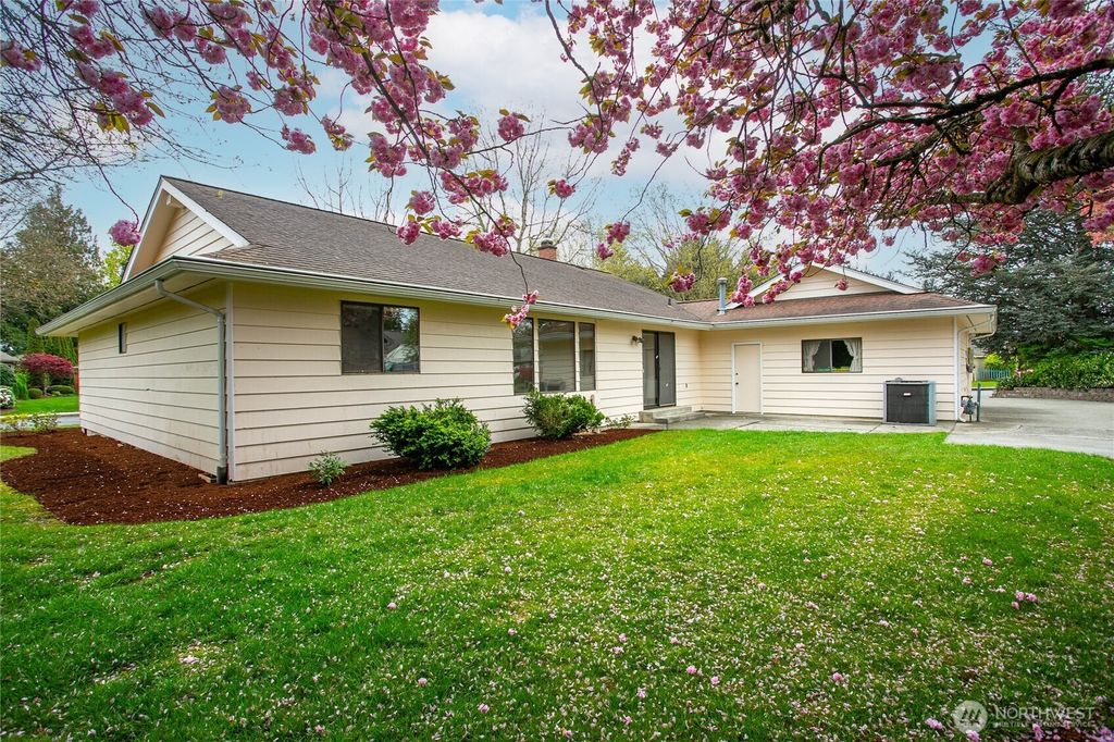 Photo of 1704 Village Drive, Lynden, WA 98264 (MLS # 2510976)