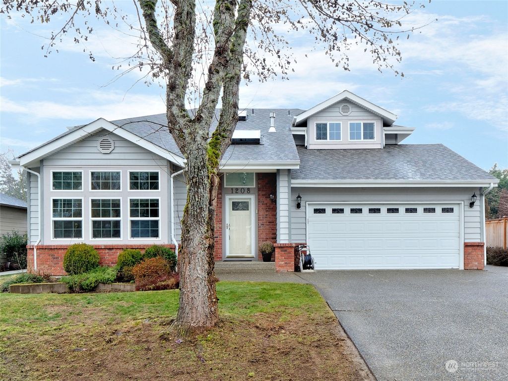 Photo of 1208 SW 318th Street, Federal Way, WA 98023 (MLS # 2325989)