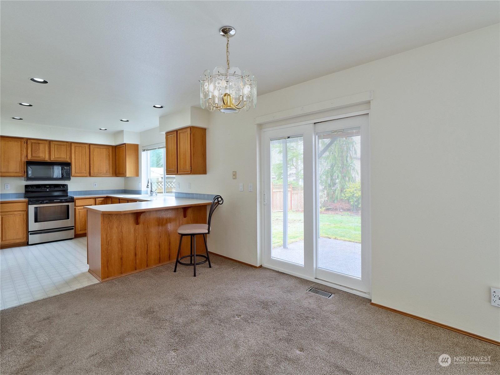 Federal Way, Washington 98023, United States, 4 Bedrooms Bedrooms, ,3 BathroomsBathrooms,Residential,Pending,12642