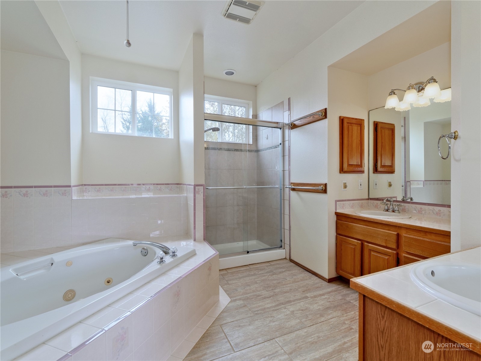 Federal Way, Washington 98023, United States, 4 Bedrooms Bedrooms, ,3 BathroomsBathrooms,Residential,Pending,12642