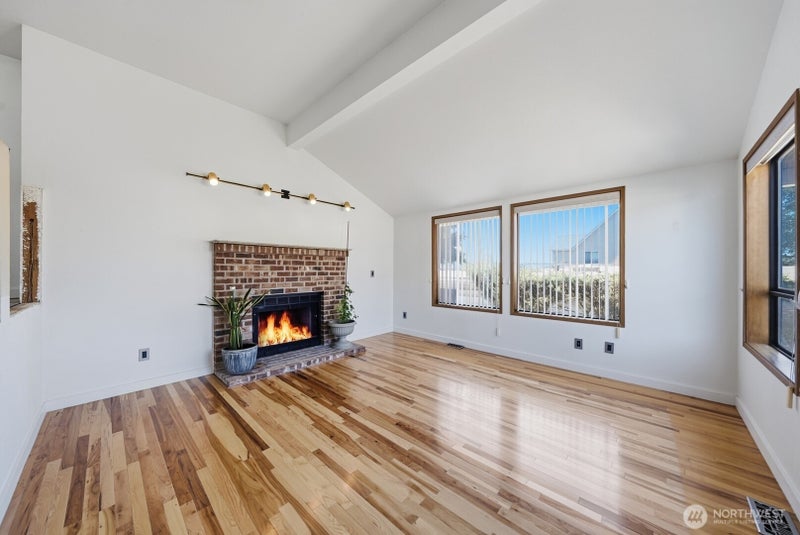 1011 N 28th Place