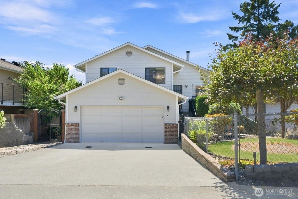 Photo of 1011 N 28th Place, Renton, WA 98056 (MLS # 2573319)