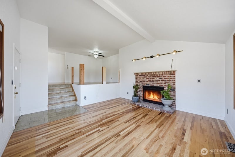 1011 N 28th Place