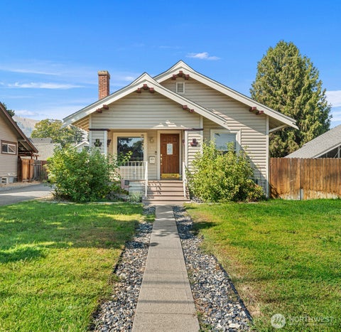 Photo of 900 Okanogan Avenue, Wenatchee, WA 98801 (MLS # 2576411)