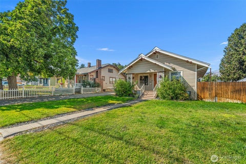 Photo of 900 Okanogan Avenue, Wenatchee, WA 98801 (MLS # 2576411)