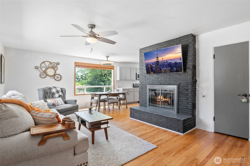Photo of 11515 7th Avenue NE, Seattle, WA 98125 (MLS # 2406570)
