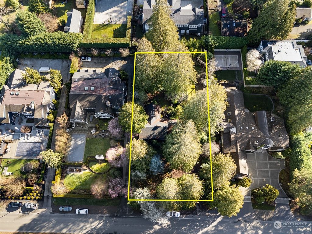 Photo of 3822 92nd Avenue NE, Yarrow Point, WA 98004 (MLS # 2211043)