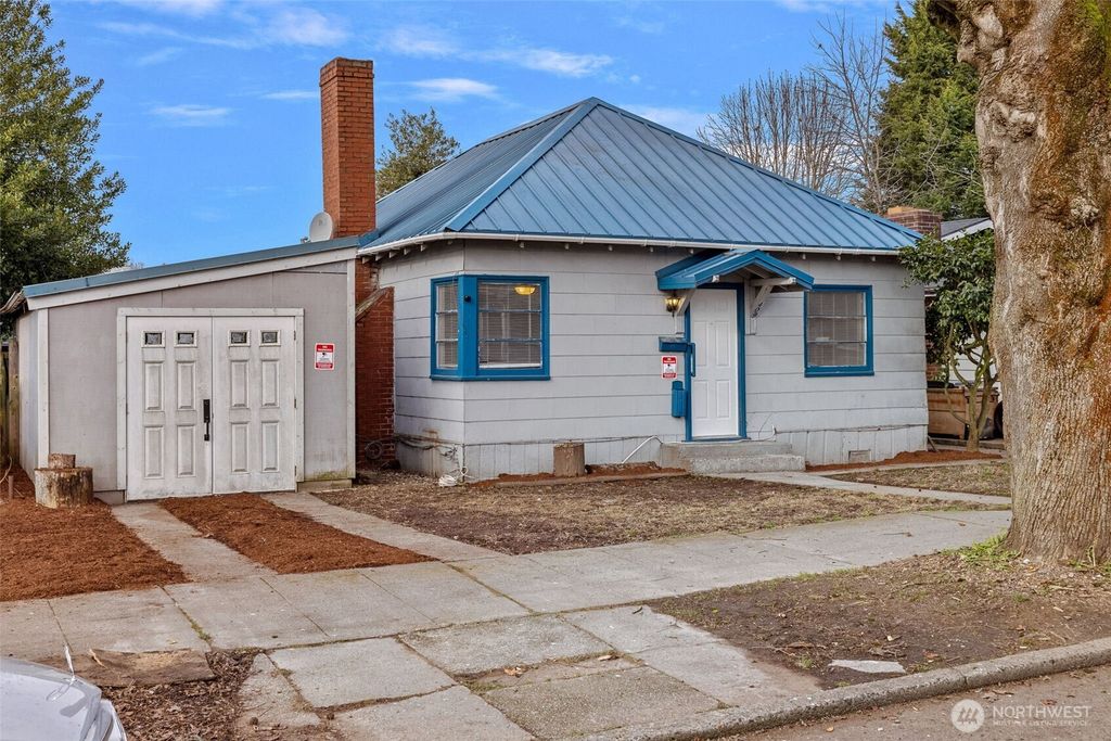 Photo of 409 Wells Avenue N, Renton, WA 98057 (MLS # 2468168)