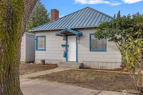 Photo of 409 Wells Avenue N, Renton, WA 98057 (MLS # 2468168)