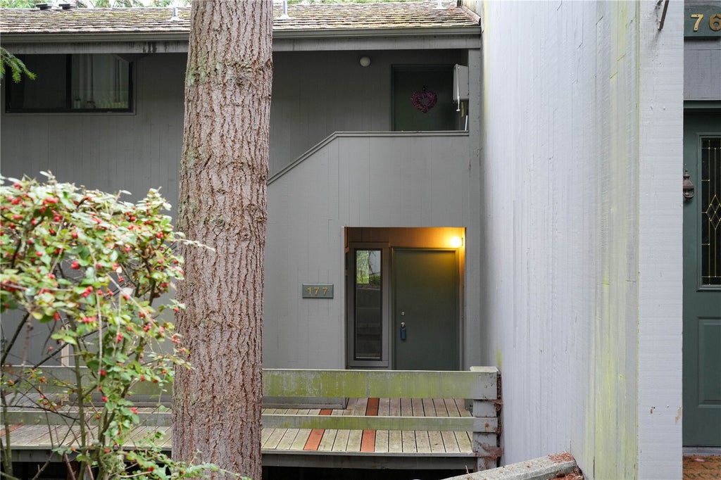 Photo of 13838 NE 60th Street #177, Redmond, WA 98052 (MLS # 2595140)