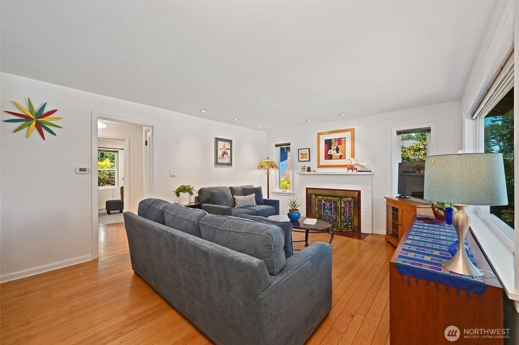 Photo of 9539 49th Avenue NE, Seattle, WA 98115 (MLS # 2391130)