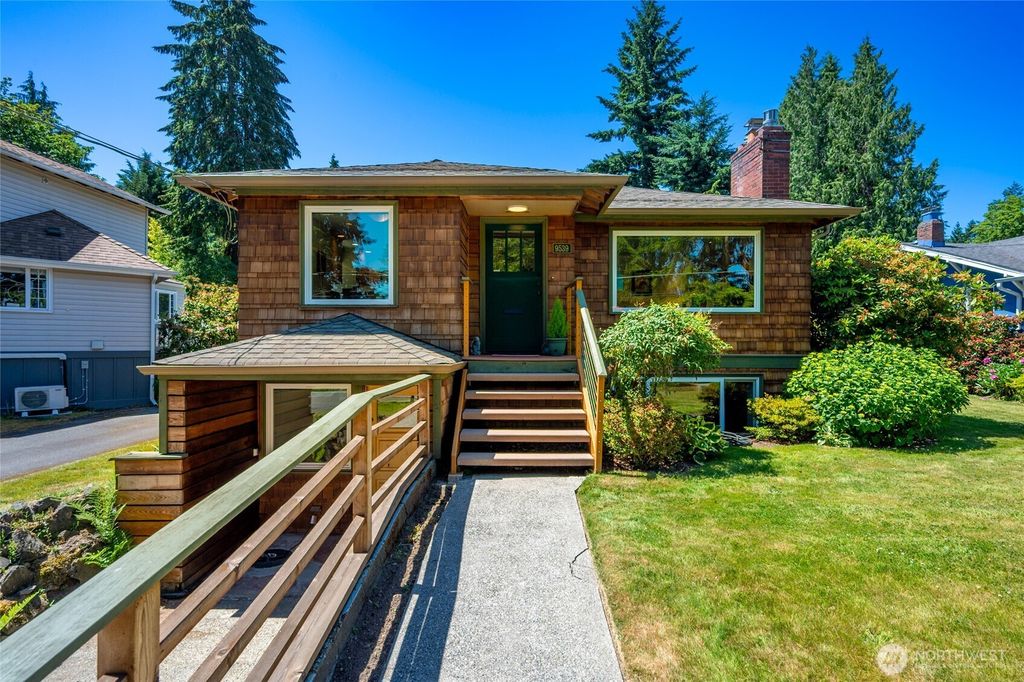 Photo of 9539 49th Avenue NE, Seattle, WA 98115 (MLS # 2391130)